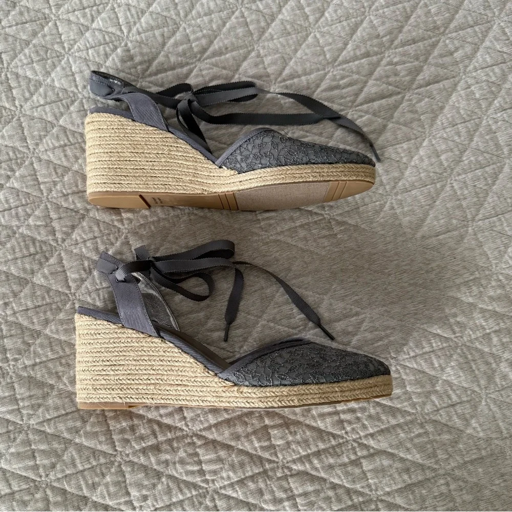 NWOB Adrianna Papell Silver Penny Espadrille Wedge Lace Up Ribbon Ankle Tie 8.5